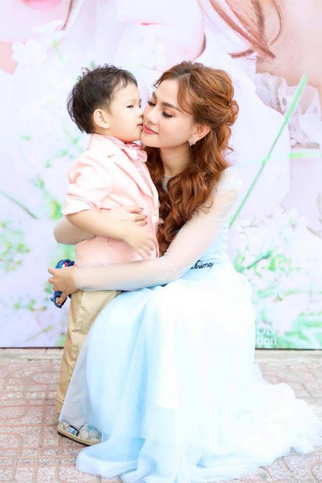 Chặng đường yêu của Thu Thuỷ: Khi tình trẻ làm chỗ dựa cho phụ nữ trải