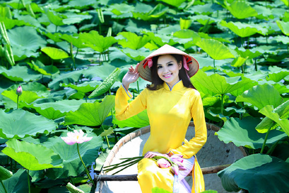 Chụp ảnh khỏa thân dưới đầm sen: “Riêng tư”… nơi công cộng!