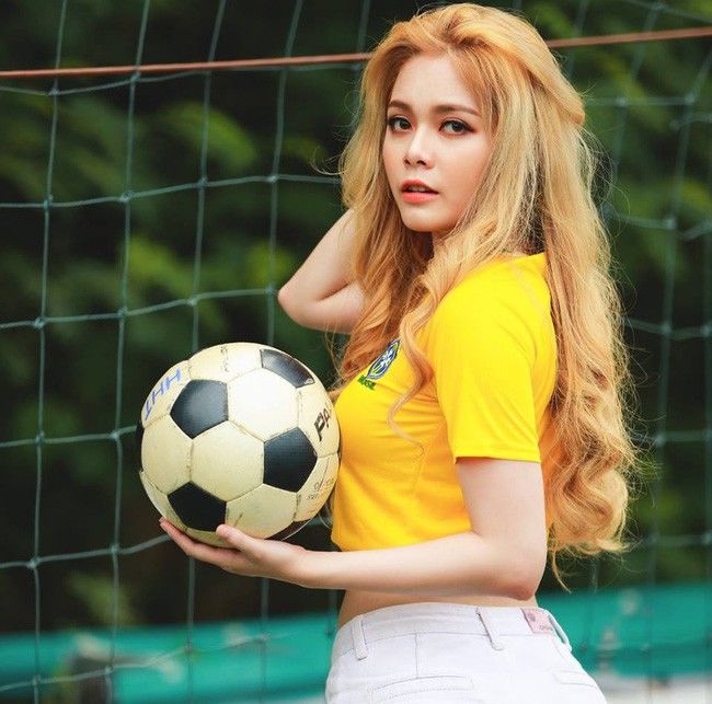 Cô gái đóng cảnh hôn quằn quại với Vũ chuyên trị cảnh nóng