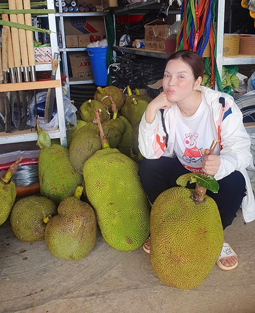 Đàm Thu Trang đăng ảnh cưới ẩn ý, Lý Nhã Kỳ sắp ra mắt Bà Kỳ Vê - Lốc