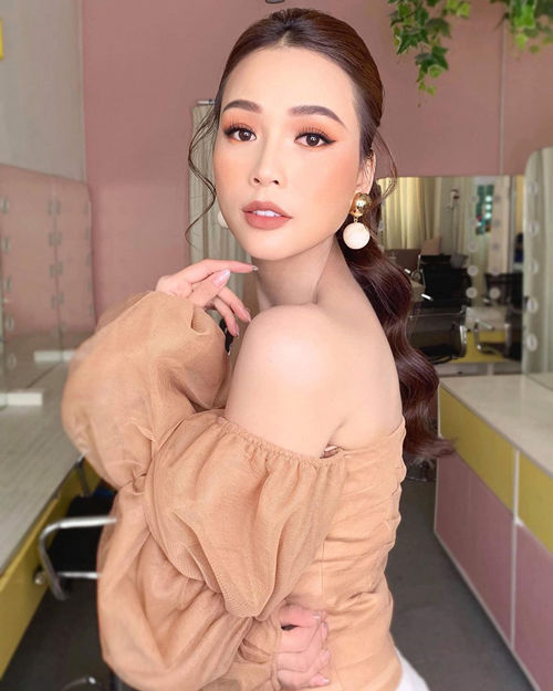 Đàm Thu Trang đăng ảnh cưới ẩn ý, Lý Nhã Kỳ sắp ra mắt Bà Kỳ Vê - Lốc