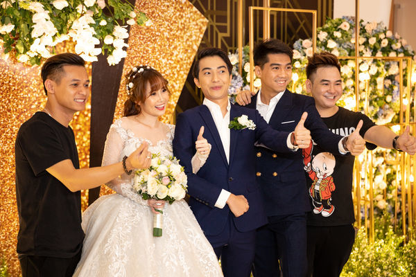 Dàn khách mời khủng xuất hiện sớm nhất tại lễ cưới Cris Phan