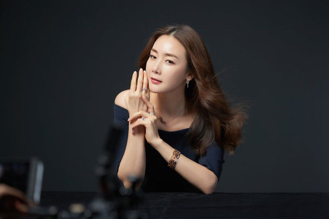 Đón tuổi 44, nữ hoàng nước mắt Choi Ji Woo hạnh phúc viên mãn