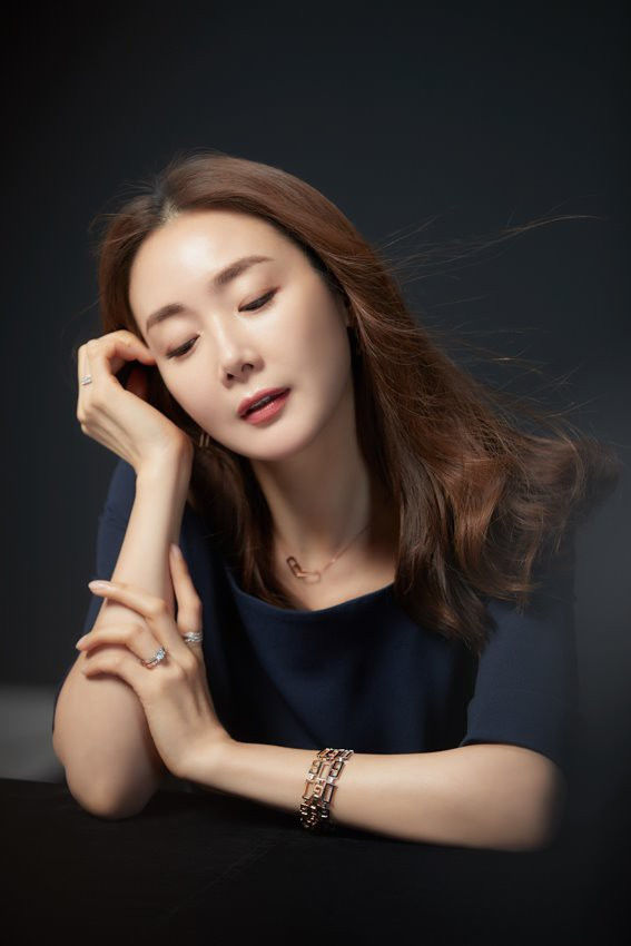 Đón tuổi 44, nữ hoàng nước mắt Choi Ji Woo hạnh phúc viên mãn