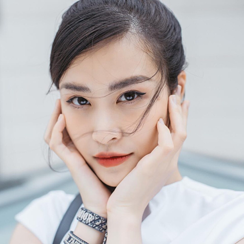 Đàm Thu Trang đăng ảnh cưới ẩn ý, Lý Nhã Kỳ sắp ra mắt Bà Kỳ Vê - Lốc