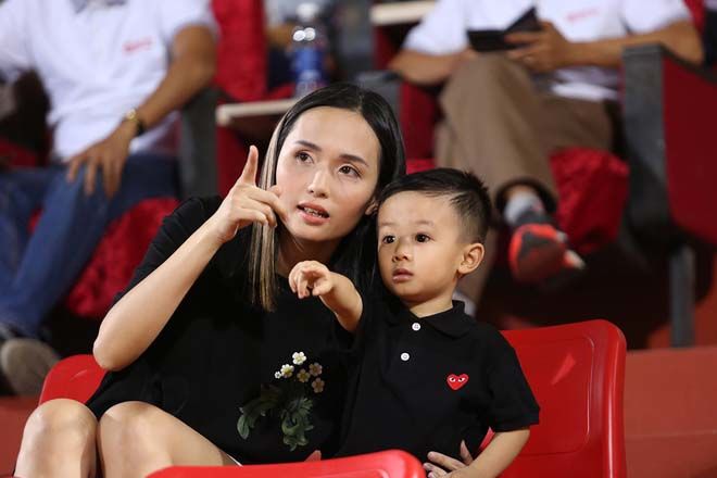 Gia thế thuộc dạng hàng khủng của các nàng Wags tuyển thủ Việt