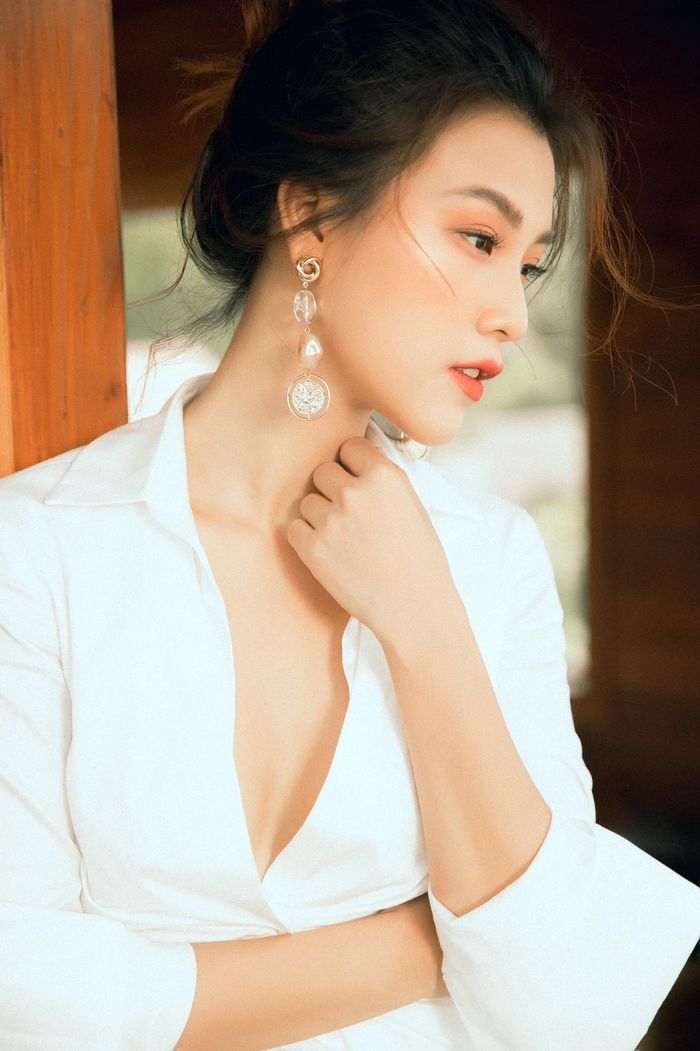 Hoàng Oanh đẹp rực rỡ sau 2 năm chia tay Huỳnh Anh