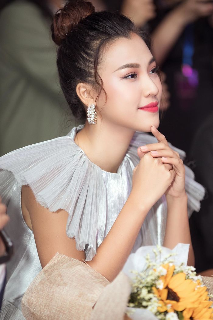 Hoàng Oanh đẹp rực rỡ sau 2 năm chia tay Huỳnh Anh