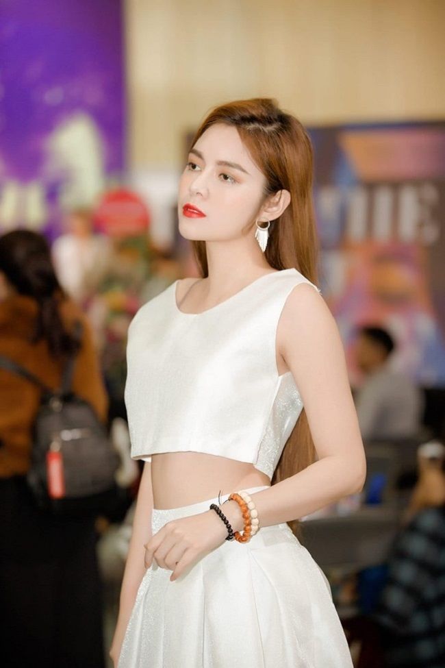 Hotgirl “lên giường” với Vũ trong “Về nhà đi con” vô cùng nóng bỏng