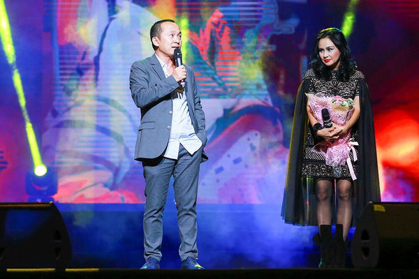 Khi chuyện tình yêu trong showbiz mong manh như gió, 10 – 20 năm gắn