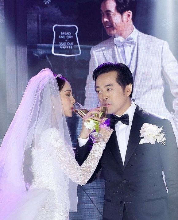 Khoảnh khắc ngọt ngào: Dương Khắc Linh trao nhẫn cho Sara Lưu