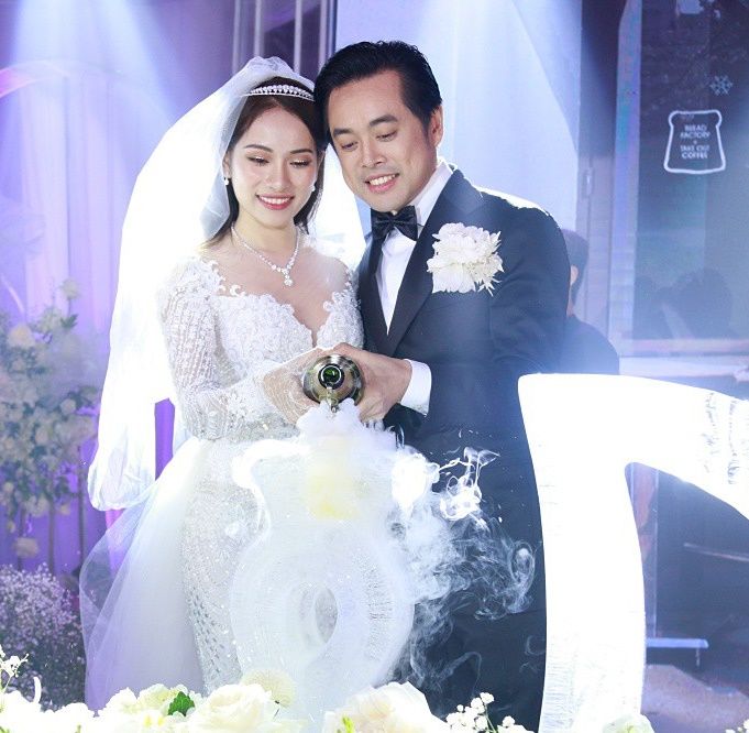 Khoảnh khắc ngọt ngào: Dương Khắc Linh trao nhẫn cho Sara Lưu
