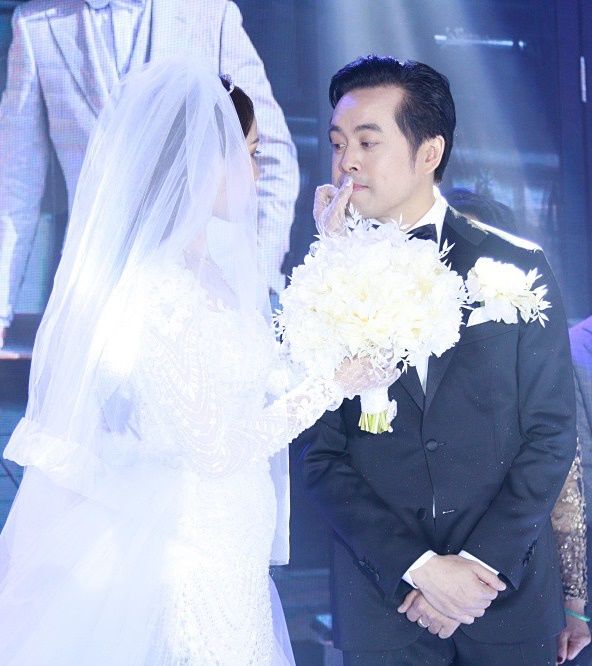 Khoảnh khắc ngọt ngào: Dương Khắc Linh trao nhẫn cho Sara Lưu