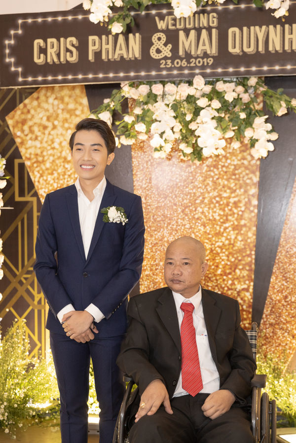Không gian tiệc cưới lấy cảm hứng Youtube của Cris Phan - Quỳnh Anh