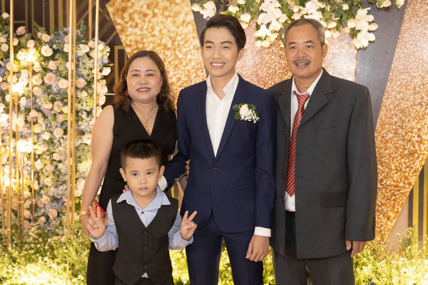 Không gian tiệc cưới lấy cảm hứng Youtube của Cris Phan - Quỳnh Anh