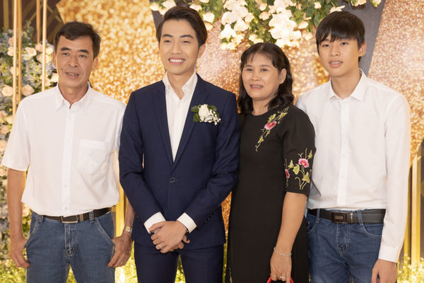 Không gian tiệc cưới lấy cảm hứng Youtube của Cris Phan - Quỳnh Anh