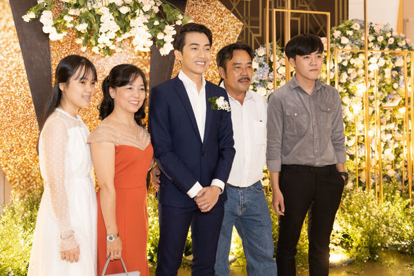Không gian tiệc cưới lấy cảm hứng Youtube của Cris Phan - Quỳnh Anh