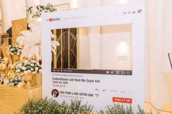Không gian tiệc cưới lấy cảm hứng Youtube của Cris Phan - Quỳnh Anh