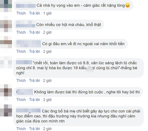 Không làm được bài, nam sinh ngồi thẫn thờ trước cổng trường