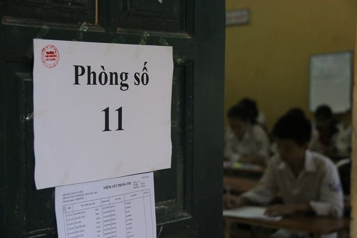 Không làm được bài, nam sinh ngồi thẫn thờ trước cổng trường