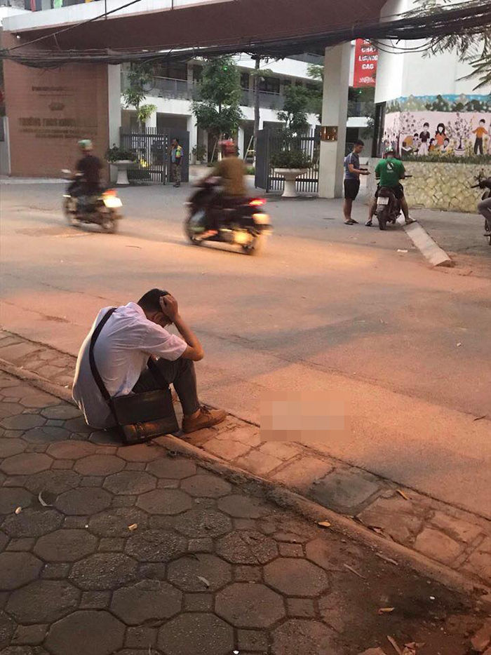 Không làm được bài, nam sinh ngồi thẫn thờ trước cổng trường