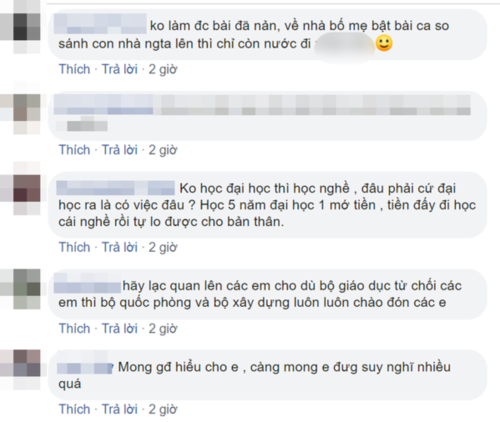 Không làm được bài, nam sinh ngồi thẫn thờ trước cổng trường