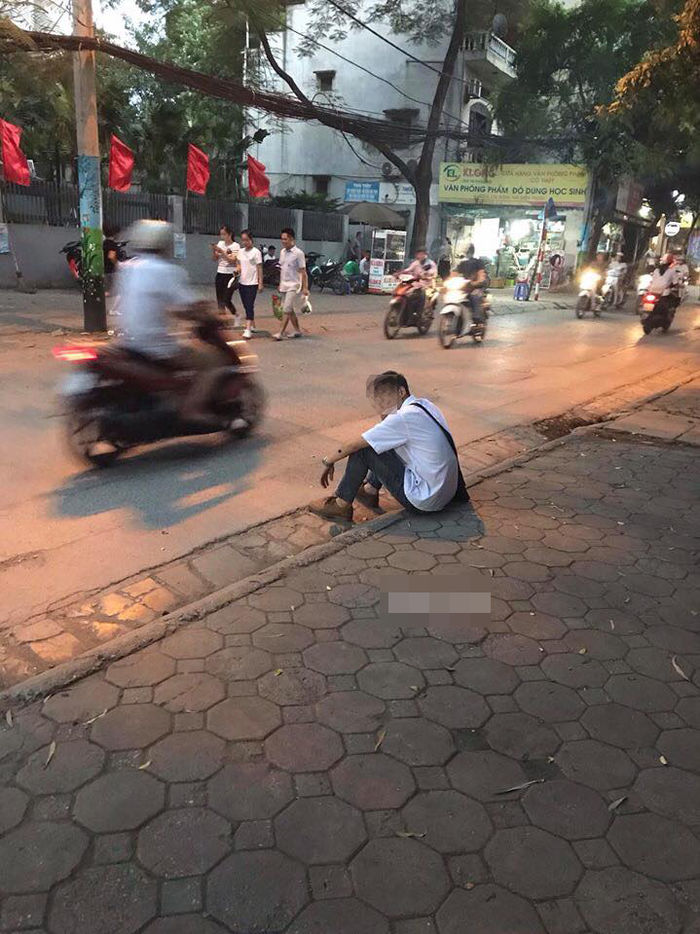 Không làm được bài, nam sinh ngồi thẫn thờ trước cổng trường