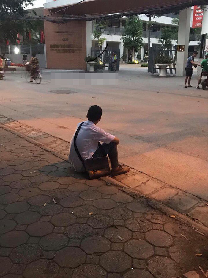 Không làm được bài, nam sinh ngồi thẫn thờ trước cổng trường