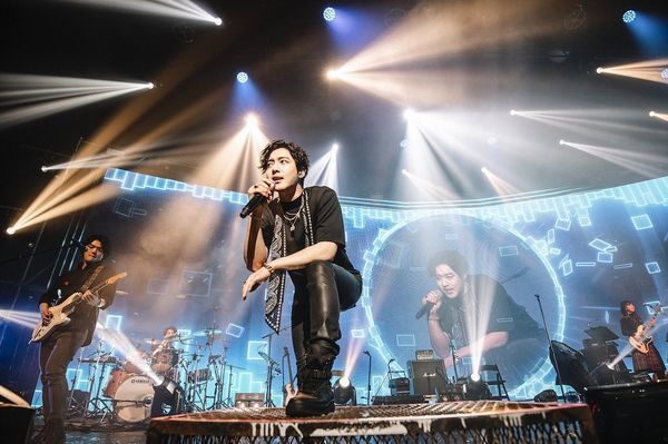 Kim Hyun Joong đón tuổi 33, chính thức trở lại showbiz