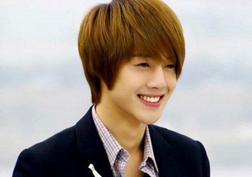 Kim Hyun Joong đón tuổi 33, chính thức trở lại showbiz