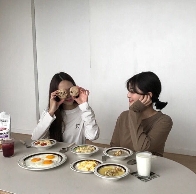 Ai cũng nên có một mối quan hệ tủ lạnh cho phép đứa bạn tự lục đồ ăn