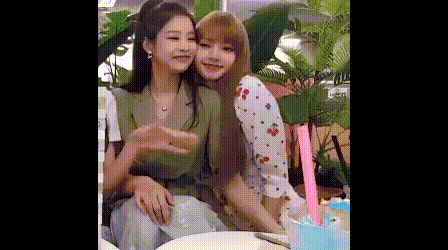 Lisa mắc chứng nghiện hôn nhưng phản ứng của 3 chị em mới đáng chú ý
