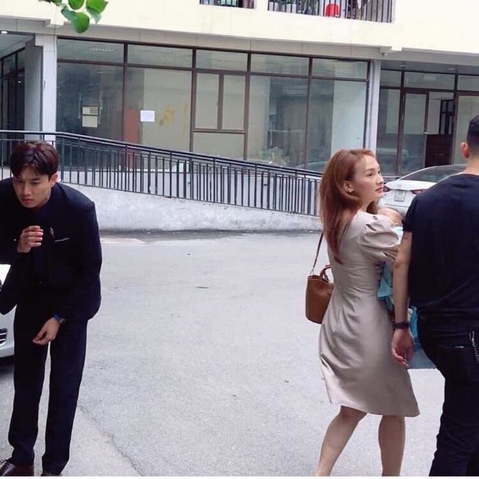 Lộ diện em bé nhà Thư - Vũ, fan lo Về Nhà Đi Con sắp ngập trời drama