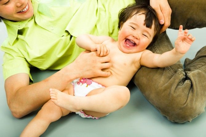 Lý do cha mẹ không nên cù lét trẻ em liên tục