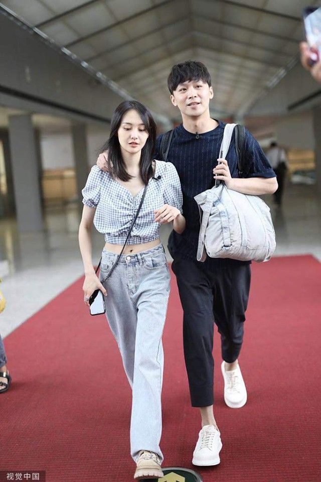 Mặc kệ chỉ trích yêu mù quáng “Nàng Cỏ” Trịnh Sản khoe trọn vòng eo