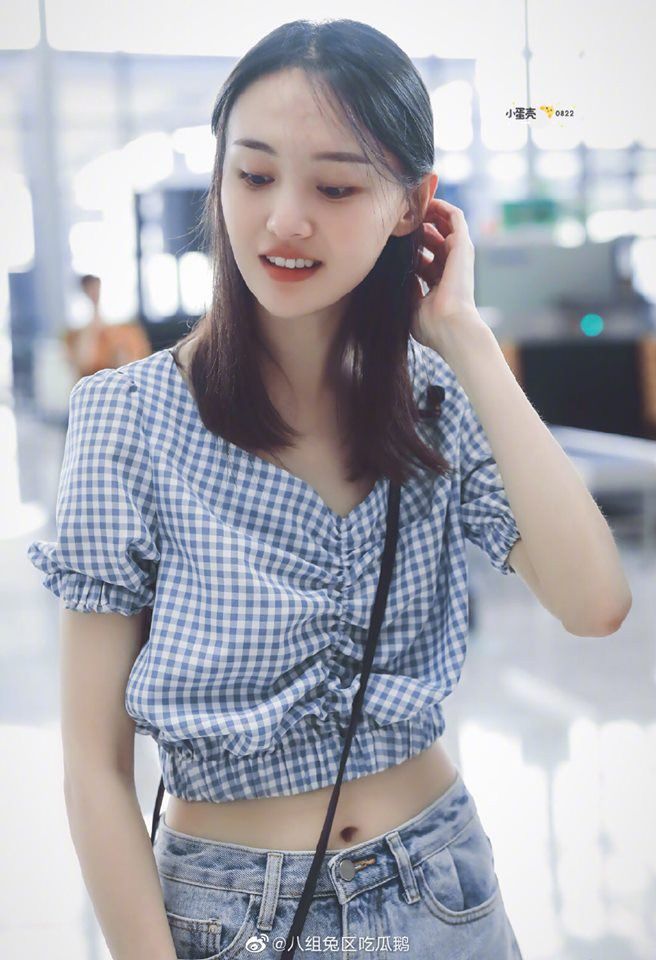 Mặc kệ chỉ trích yêu mù quáng “Nàng Cỏ” Trịnh Sản khoe trọn vòng eo