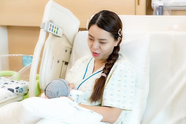 Màn “tường thuật ca sinh lần 3 của Hải Băng khi sinh con ra tím tái