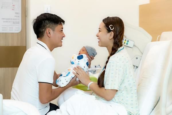 Màn “tường thuật ca sinh lần 3 của Hải Băng khi sinh con ra tím tái