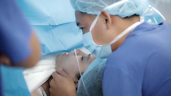 Màn “tường thuật ca sinh lần 3 của Hải Băng khi sinh con ra tím tái