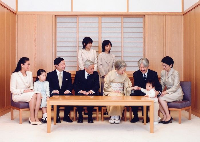 Mối tình 60 năm của Nhật hoàng Akihito và cô gái dân thường
