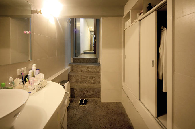Nhà tập thể xập xệ lột xác thành phòng khách sạn cao cấp sau khi sửa