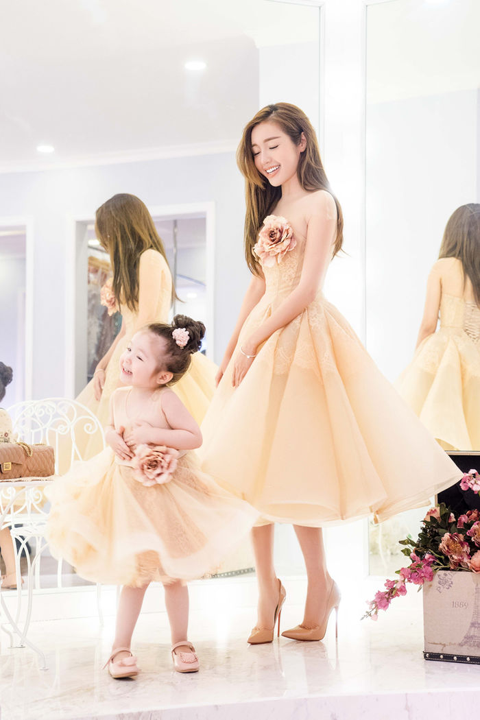 Nhóc tỳ nhà sao Việt càng lớn càng xinh, bé nhà nào cũng có tố chất mỹ