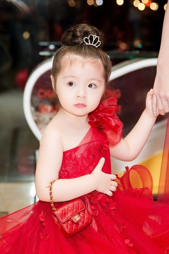 Nhóc tỳ nhà sao Việt càng lớn càng xinh, bé nhà nào cũng có tố chất mỹ