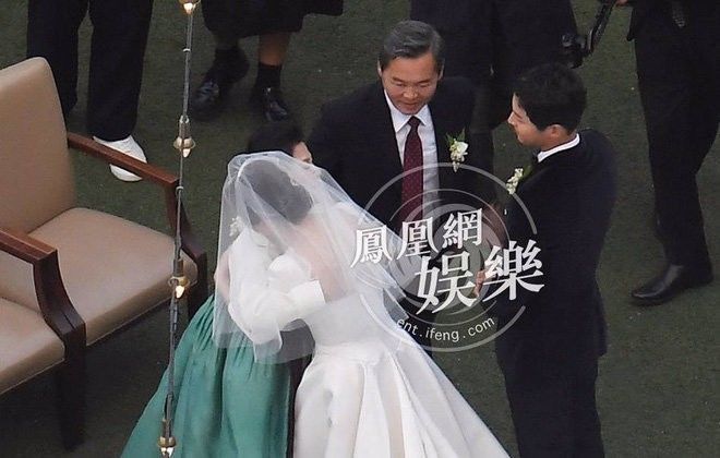 Sau tin ly hôn, bố Song Joong Ki thay đổi thái độ với con dâu