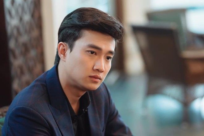 Quốc Trường bị đào mộ ảnh đầu hói, phải xài tóc giả