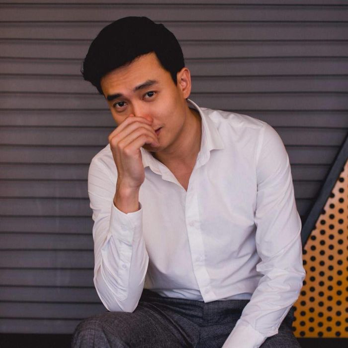 Quốc Trường bị đào mộ ảnh đầu hói, phải xài tóc giả
