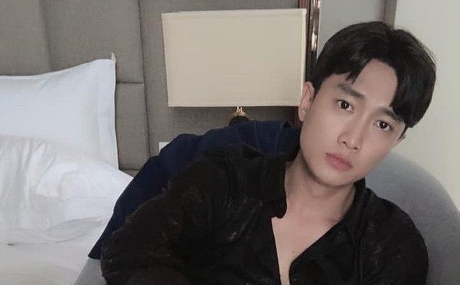 Quốc Trường bị đào mộ ảnh đầu hói, phải xài tóc giả
