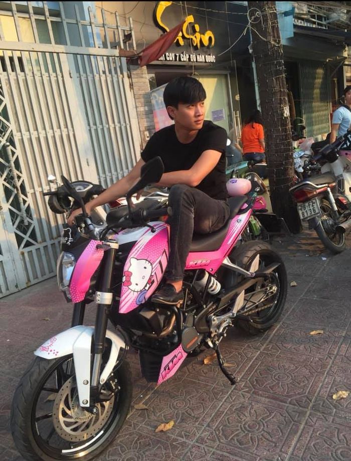 Quốc Trường Về Nhà Đi Con đích thị là pink boy mới nổi của Vbiz
