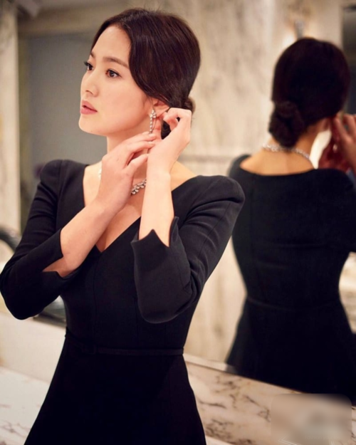 Song Joong Ki đệ đơn ly hôn, netizen Hàn đổ lỗi cho Song Hye Kyo?