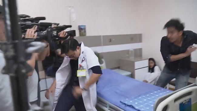 Sự thật sau cảnh nhạy cảm trong phim Về nhà đi con